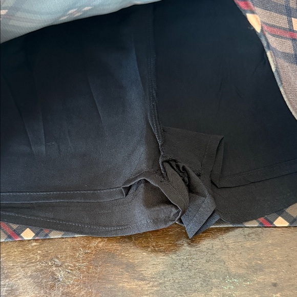 Stylish Mini Skirt in Black and Cream - Picture 3 of 9